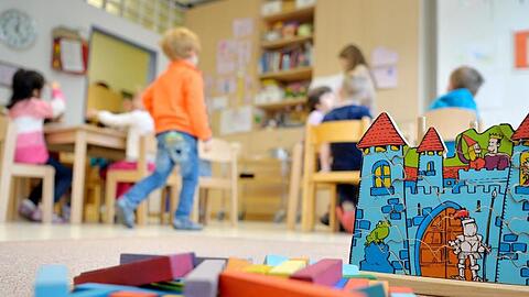 Spielzeug liegt in einer Kindertagesstätte auf dem Boden. Foto: Monika Skolimowska/Archivbild