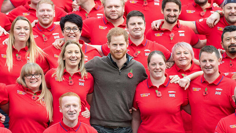 Prinz Harry (m.) bei der Vorstellung des britischen Athleten-Teams für die Invictus Games.