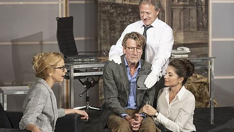 Julia Uttendorfer, Michael von Au, Axel Pape und Bianca Hein in Daniel Glattauers Groteske "Die Liebe Geld" in der Komödie im Bayerischen Hof.