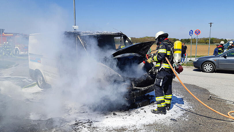 Die Feuerwehr löscht den Transporter, an dem ein Totalschaden entstand.