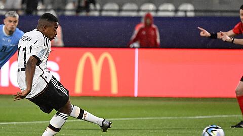 Im Auftaktspiel der deutschen U21 verschoss Youssoufa Moukoko früh einen Elfmeter.