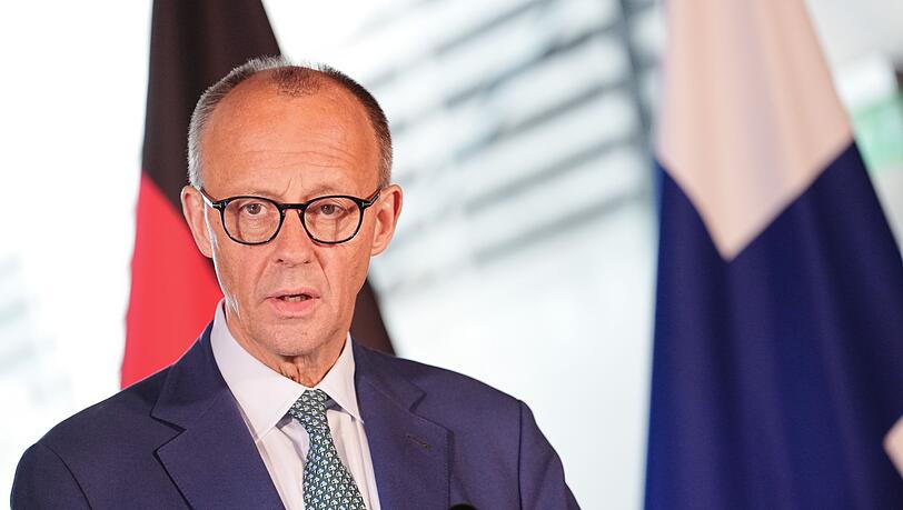 Bundeskanzler Friedrich Merz (CDU) sieht die Reichweitenfreigabe für deutsche Waffen in der Ukraine als nötig an.