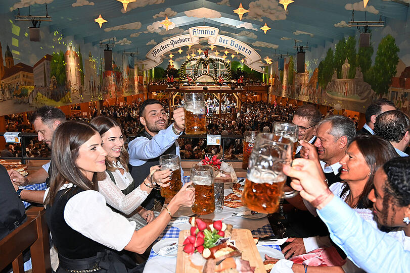Hoch die Tassen: Die Stimmung unter den Sechzgern war dann doch gut. Und natürlich hat's keiner übertrieben.
