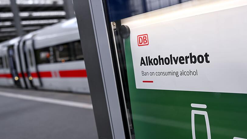 Die Frage ist nun, wie ein mögliches Alkoholverbot an Bahnhöfen durchgesetzt werden kann. (Symbolbild) Die Frage ist nun, wie ein mögliches Alkoholverbot an Bahnhöfen durchgesetzt werden kann. (Symbolbild)