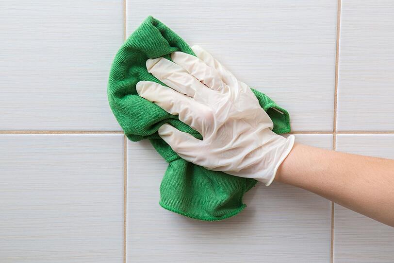 Die Verwendung der Zitronensäure gegen Kalk ist ähnlich wie mit Essig: Das Pulver wird mit lauwarmem Wasser gemischt, dann wird die kalkhaltige Stelle mit einem Baumwolltuch behandelt. Aber Vorsicht: Auch Zitronensäure ist nicht geeignet für Aluminium, auch wenn sie milder ist als Essig. Aber was hilft auf Aluminiumoberflächen? Die Verwendung der Zitronensäure gegen Kalk ist ähnlich wie mit Essig: Das Pulver wird mit lauwarmem Wasser gemischt, dann wird die kalkhaltige Stelle mit einem Baumwolltuch behandelt. Aber Vorsicht: Auch Zitronensäure ist nicht geeignet für Aluminium, auch wenn sie milder ist als Essig. Aber was hilft auf Aluminiumoberflächen?