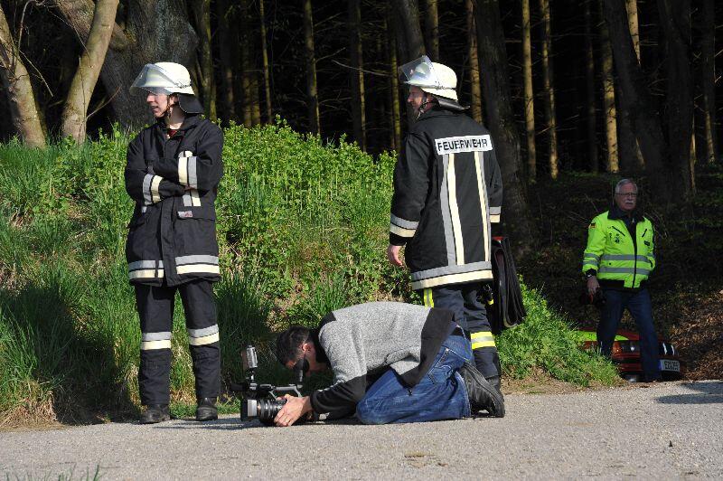 In einer Kurve hat der Zweiradfahrer aus ungeklärten Gründen die Kontrolle über sein Fahrzeug verloren und war gegen einen Baum und anschließend gegen ein Verkehrsschild geprallt. Der Fahrer erlitt schwere Verletzungen am Oberschenkel und musste mit dem Hubschrauber ins Krankenhaus abtransportiert werden.