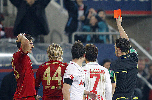 Frust nach dem mit Rot bestraften Brutalo-Foul: Anatoliy Tymoshchuk (r.) wird von Referee Felix Zwayer des Feldes verwiesen.