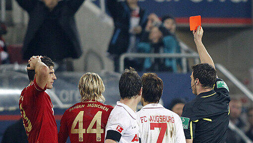 Frust nach dem mit Rot bestraften Brutalo-Foul: Anatoliy Tymoshchuk (r.) wird von Referee Felix Zwayer des Feldes verwiesen. Frust nach dem mit Rot bestraften Brutalo-Foul: Anatoliy Tymoshchuk (r.) wird von Referee Felix Zwayer des Feldes verwiesen.