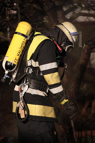 Eine Gartenhütte in Waldkraiburg ist in Flammen aufgegangen. Die Bilder vom Feuerwehr-Einsatz