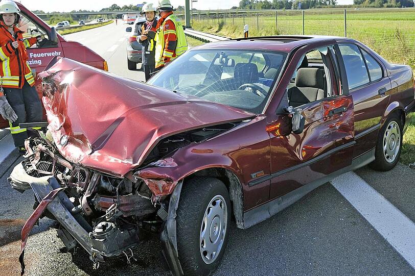 Von dem BMW ist nicht mehr viel übrig: Sein Fahrer hat einen Audi auf der A 94 gerammt, so dass beide Fahrzeuge noch 100 Meter weit schlitterten. Drei Personen werden bei dem Unfall verletzt.