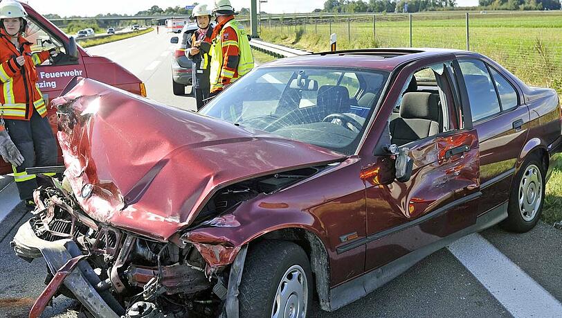 Von dem BMW ist nicht mehr viel übrig: Sein Fahrer hat einen Audi auf der A 94 gerammt, so dass beide Fahrzeuge noch 100 Meter weit schlitterten. Drei Personen werden bei dem Unfall verletzt. Von dem BMW ist nicht mehr viel übrig: Sein Fahrer hat einen Audi auf der A 94 gerammt, so dass beide Fahrzeuge noch 100 Meter weit schlitterten. Drei Personen werden bei dem Unfall verletzt.