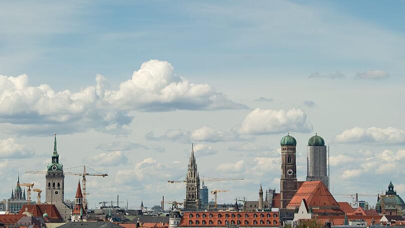 Frühling 2012: Ein malerischer weiß-blauer Himmel über München.