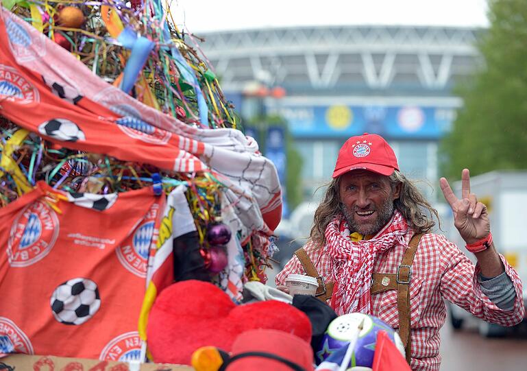 Bayern-Fan Helmut aus Münster hat ganz besondere Strapazen auf sich genommen: Er ist die knapp 550 Kilometer von Münster nach London mit seinem Dreirad gefahren - natürlich voll bepackt mit Fan-Utensilien.