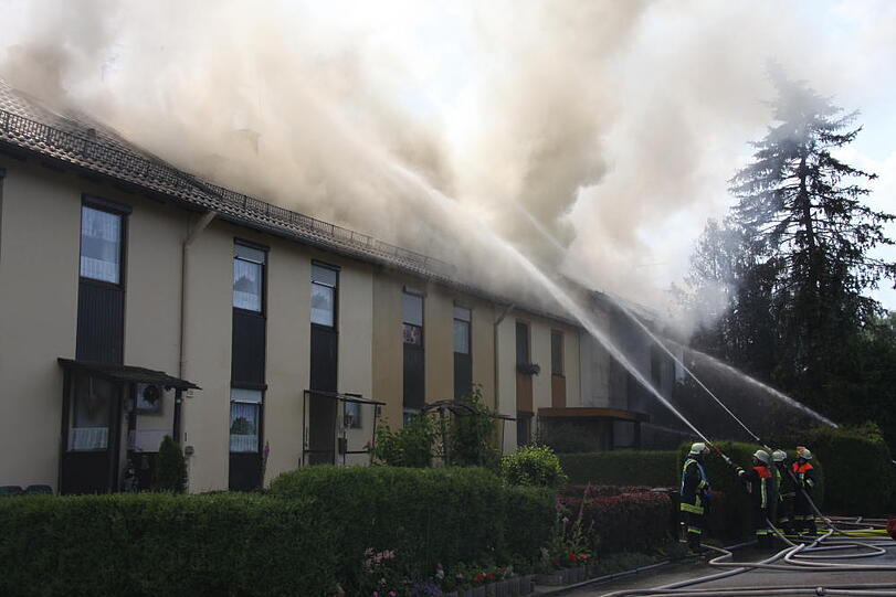 Rauchschwaden in Eiselfing: Ein Wohnhaus steht in Flammen.