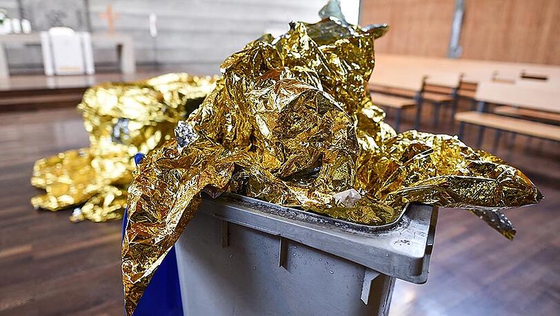 Die Putzfrau hatte die herumliegenden Rettungsfolien, die zum Kunstwerk gehörten, in eine Mülltonne gestopft. Die Putzfrau hatte die herumliegenden Rettungsfolien, die zum Kunstwerk gehörten, in eine Mülltonne gestopft.