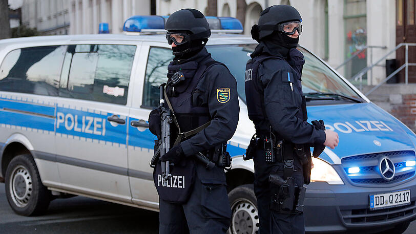 Schwer bewaffnete Einsatzkräfte vor einem Chemnitzer Wohnhaus.