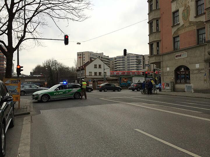 Viele Autofahrer waren über die Sperre an der Orleansstraße verwirrt. Manche sind spontan links abgebogen, berichtet ein Polizist, was normalerweise nicht erlaubt.