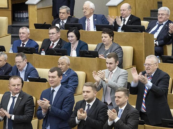Applaus für die Verfassungsänderungen: Russische Abgeordnete in der Staatsduma.
