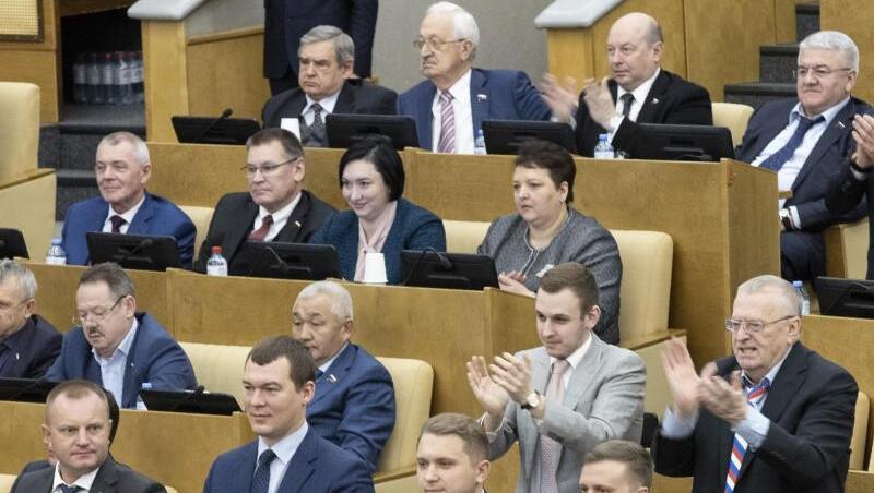 Applaus für die Verfassungsänderungen: Russische Abgeordnete in der Staatsduma. Applaus für die Verfassungsänderungen: Russische Abgeordnete in der Staatsduma.