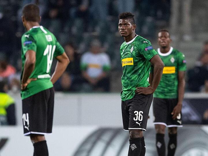 Gladbachs Alassane Plea (l-r), Breel Embolo und Denis Zakaria reagieren enttäuscht auf den Gegentreffer zum 0:4.