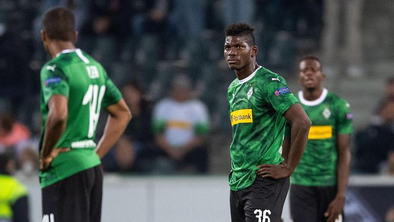 Gladbachs Alassane Plea (l-r), Breel Embolo und Denis Zakaria reagieren enttäuscht auf den Gegentreffer zum 0:4. Gladbachs Alassane Plea (l-r), Breel Embolo und Denis Zakaria reagieren enttäuscht auf den Gegentreffer zum 0:4.