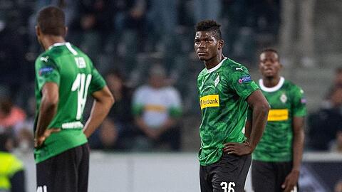 Gladbachs Alassane Plea (l-r), Breel Embolo und Denis Zakaria reagieren enttäuscht auf den Gegentreffer zum 0:4.