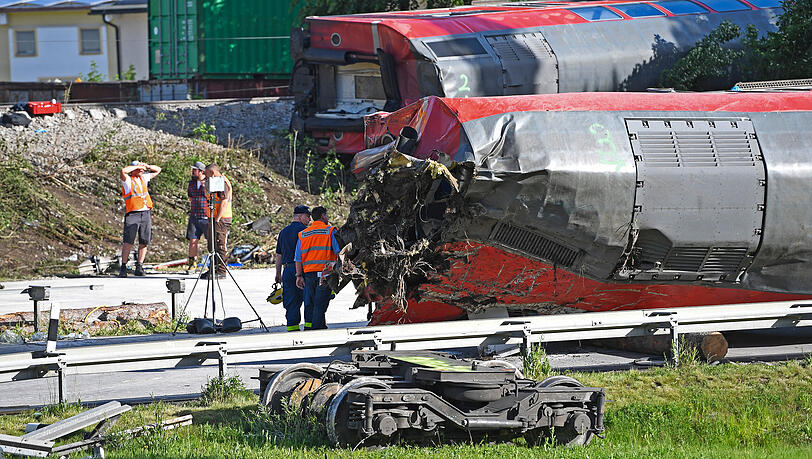 Einer der entgleisten Waggons am Unfallort. Einer der entgleisten Waggons am Unfallort.