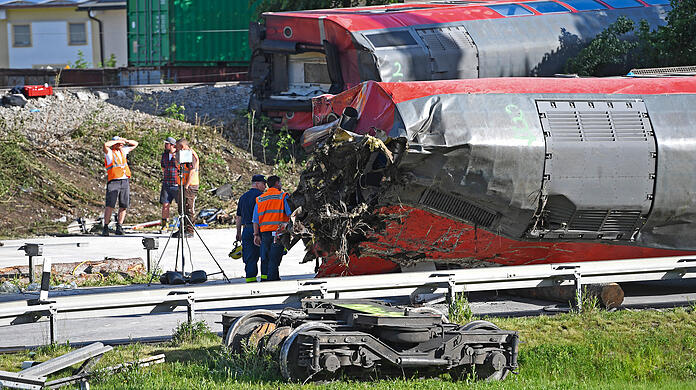 Einer der entgleisten Waggons am Unfallort.