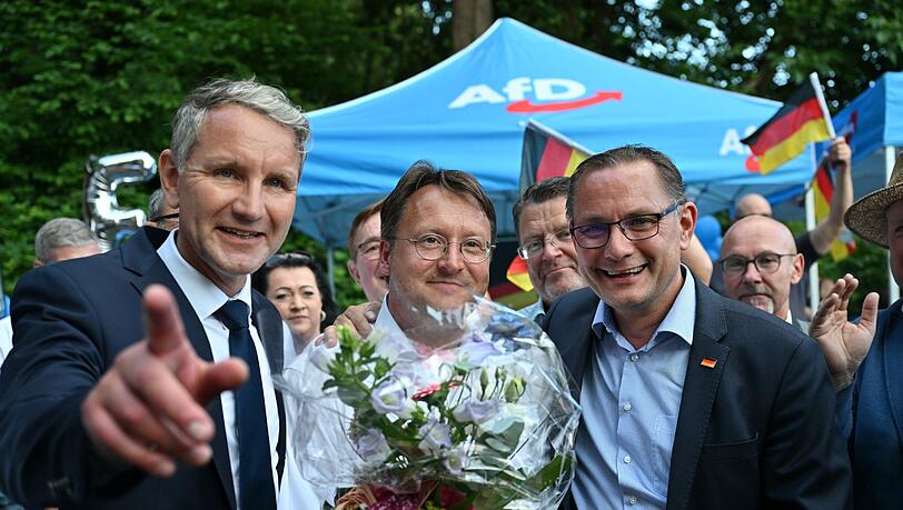 Björn Höcke (l) , Vorsitzender der AfD Thüringen und Tino Chrupalla, AfD-Bundesvorsitzender (r) gratulieren Robert Sesselmann (AfD, M).