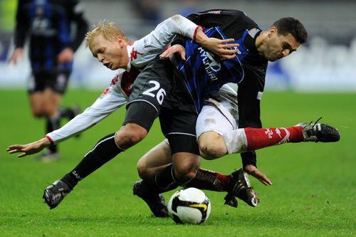 Oualid Mokhtari, hier im blau-schwarzen Trikot im Zweikampf mit  Kaiserslauterns Manuel Hornig, spielt, genauso wie sein Bruder Youssef für den FSV Frankfurt.