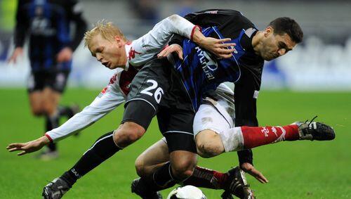 Oualid Mokhtari, hier im blau-schwarzen Trikot im Zweikampf mit Kaiserslauterns Manuel Hornig, spielt, genauso wie sein Bruder Youssef für den FSV Frankfurt. Oualid Mokhtari, hier im blau-schwarzen Trikot im Zweikampf mit Kaiserslauterns Manuel Hornig, spielt, genauso wie sein Bruder Youssef für den FSV Frankfurt.