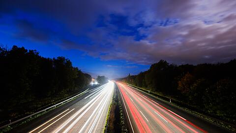 Eine Fahrt &uuml;ber die Autobahn - nicht f&uuml;r jeden erstrebenswert. (Illustration)