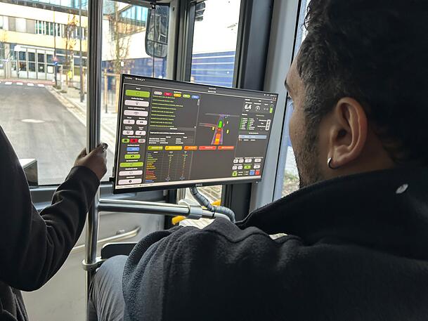 Operator Sinan Budalan greift bei der Fahrt nicht ein. Er beobachtet lediglich. Operator Sinan Budalan greift bei der Fahrt nicht ein. Er beobachtet lediglich.