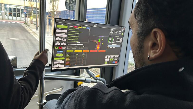 Operator Sinan Budalan greift bei der Fahrt nicht ein. Er beobachtet lediglich. Operator Sinan Budalan greift bei der Fahrt nicht ein. Er beobachtet lediglich.