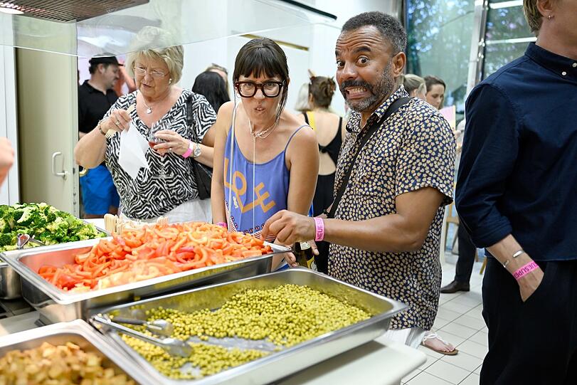 Simon Pearce und Eva Karl Faltermeier bei der NEUESUPER-Party am Sonntag.