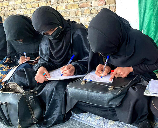Mädchen nehmen am Unterricht in einer Untergrundschule teil. Unter den Taliban ist Mädchen der Schulbesuch nach der sechsten Klasse verboten. In dieser Untergrundschule werden ältere Mädchen weiter unterrichtet. Mädchen nehmen am Unterricht in einer Untergrundschule teil. Unter den Taliban ist Mädchen der Schulbesuch nach der sechsten Klasse verboten. In dieser Untergrundschule werden ältere Mädchen weiter unterrichtet.