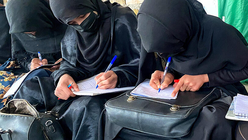 Mädchen nehmen am Unterricht in einer Untergrundschule teil. Unter den Taliban ist Mädchen der Schulbesuch nach der sechsten Klasse verboten. In dieser Untergrundschule werden ältere Mädchen weiter unterrichtet. Mädchen nehmen am Unterricht in einer Untergrundschule teil. Unter den Taliban ist Mädchen der Schulbesuch nach der sechsten Klasse verboten. In dieser Untergrundschule werden ältere Mädchen weiter unterrichtet.