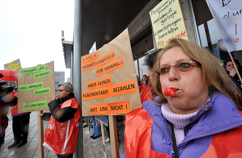 Warnstreik der Electrolux-Mitarbeiter an der Fürther Straße: Rund 200 der 600 Angestellten machten gestern mit.