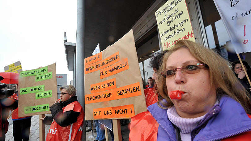 Warnstreik der Electrolux-Mitarbeiter an der Fürther Straße: Rund 200 der 600 Angestellten machten gestern mit. Warnstreik der Electrolux-Mitarbeiter an der Fürther Straße: Rund 200 der 600 Angestellten machten gestern mit.