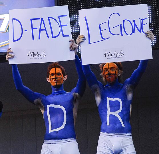 Auf die Fans der Mavericks ist Verlass: Sie peitschen ihr Team lautstark zum Sieg. Diese Fans amüsieren sich über die Heat-Superstars LeBron James ("LeGone") und Dwyane Wade ("D-Fade").