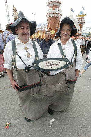 Haben diese beiden dem Herrn etwa die Lederhosn geklaut?