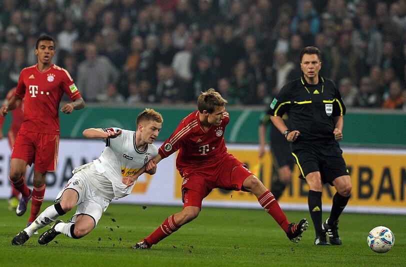 HOLGER BADSTUBER: Sofort in heiße Duelle mit dem stets quirligen Reus verwickelt. Behielt jedoch jederzeit die Übersicht. Hart im Nehmen nach Hankes &ndash; unabsichtlichen &ndash; Kick mitten ins Gesicht (25.). Note 2