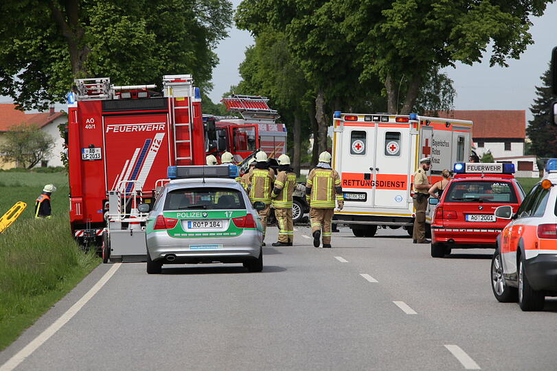 Das Auto ist vollkommen zerstört. Wieso der Fahrer mit seinem Fahrzeug gegen einen Baum prallte, ist bisher noch unklar.
