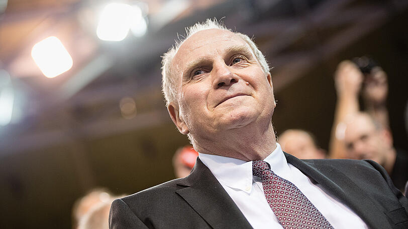Schoss im Interview auch wieder gegen die Liga-Konkurrenz: Bayern-Präsident Uli Hoeneß. (Archivbild)