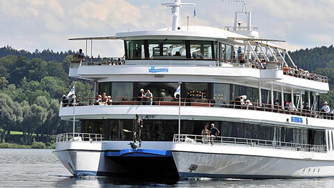 Ein Passagierschiff fährt über den Starnberger See.