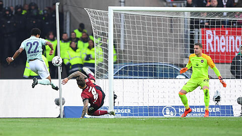 Bayerns Serge Gnabry (l.) erzielt gegen den 1. FC Nürnberg das Tor zum 1:1-Endstand.