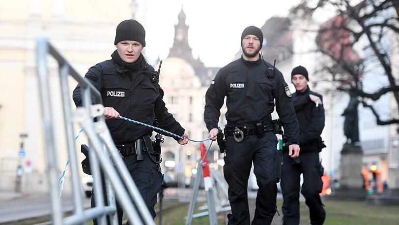 Großveranstaltungen fordern besonders viele Polizisten. Die Überstunden läppern sich.