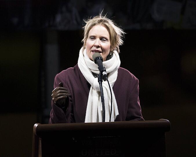 Die taffe Anwältin Miranda Hobbes wurde von Cynthia Nixon (53) verkörpert. Große Rollen blieben nach "Sex and the City" aus. Nixon sorgte eher privat für Schlagzeilen. Nachdem ihre Beziehung zu Danny Mozes, mit dem sie zwei Kinder hat, 2003 scheiterte, lebt sie seit 2004 mit Christine Marinoni zusammen. 2011 bekam Marinoni einen Sohn. Die beiden Frauen heirateten schließlich 2012. Bereits 2006 erkrankte Nixon an Brustkrebs. Zunächst hielt sie die Diagnose geheim, sie gilt mittlerweile jedoch als krebsfrei. Derzeit strebt sie eine Politik-Karriere bei den Demokraten an: Im November 2018 bewarb sie sich um das Amt der Gouverneurin von New York, musste sich aber geschlagen geben. Jetzt engagiert sie sich im US-Präsidenschaftswahlkampf von Bernie Sanders. Sie befürwortet "einen Kandidaten, der Donald Trump rauskicken soll".