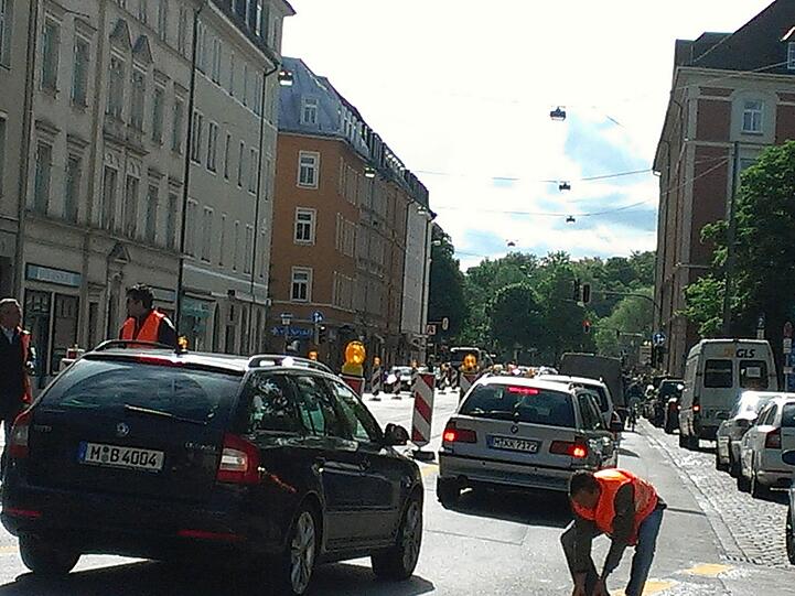 Die Baustelle an der Kapuzinerstraße. Seit diesem Dienstag und noch bis Mitte September bleibt pro Richtung nur je eine Fahrspur frei.
