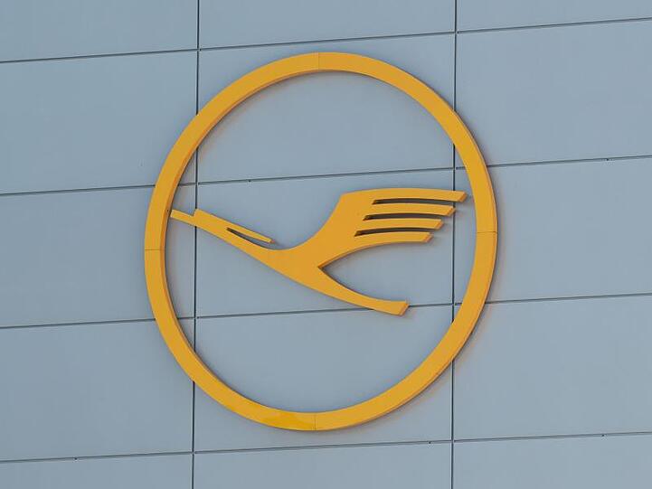 Das Logo der Fluggesellschaft Lufthansa an einer Fassade. Foto: Silas Stein/Archivbild